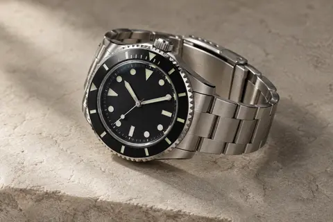 Montre Addiesdive à cadran noir, aiguilles lumineuses et bracelet argenté en acier inoxydable