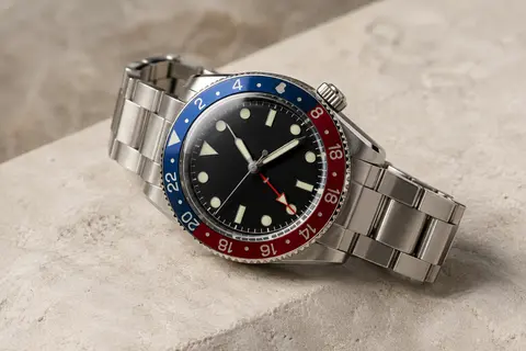 Montre GMT Addiesdive à cadran noir, lunette rouge et bleue et bracelet métallique
