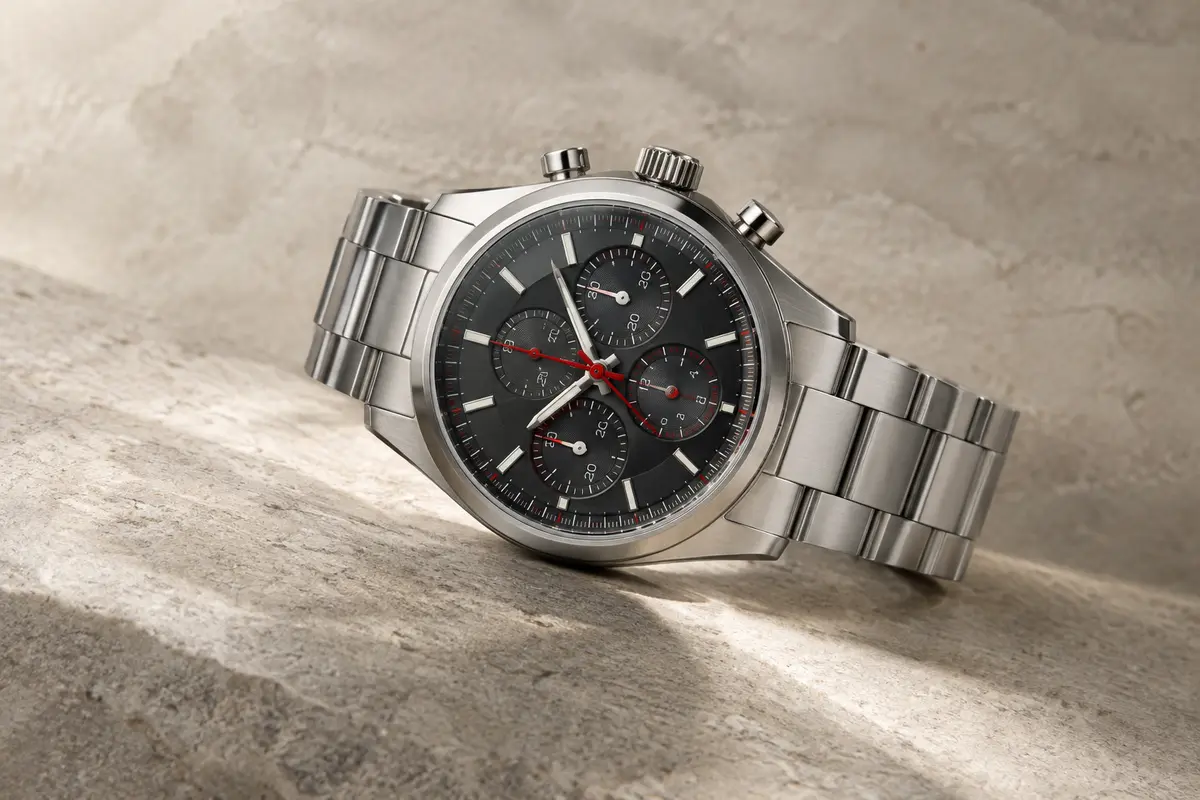 Montre chronographe Affute à quartz, avec bracelet métallique, cadran analogique et aiguilles colorées