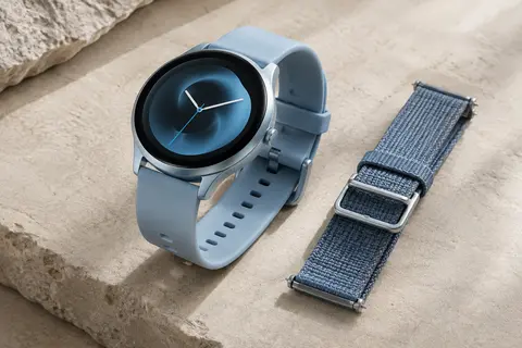 Montre connectée Blackview R50 bleu poudré avec ses bracelets en nylon et en silicone