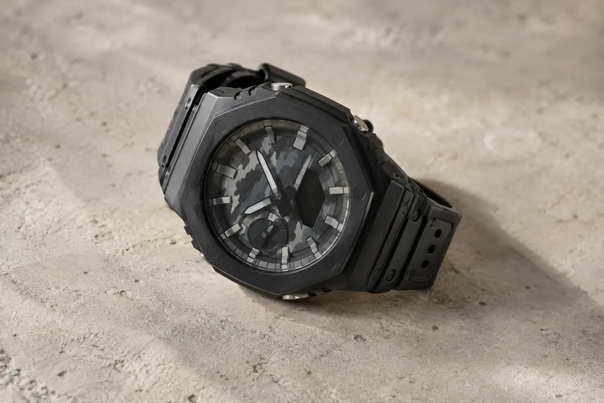 Montre analogique G-Shock au boîtier rond en résine noire et au motif camouflage