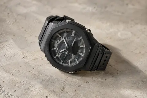Montre analogique G-Shock au boîtier rond en résine noire et au motif camouflage