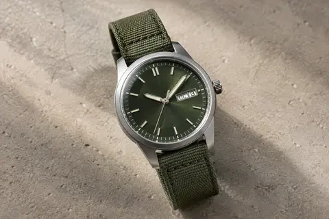 Montre solaire Casio à cadran vert, boîtier en acier, bracelet en toile et indicateur jour/date