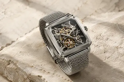 Montre automatique squelette carrée en acier argenté, cadran ajouré et bracelet milanais