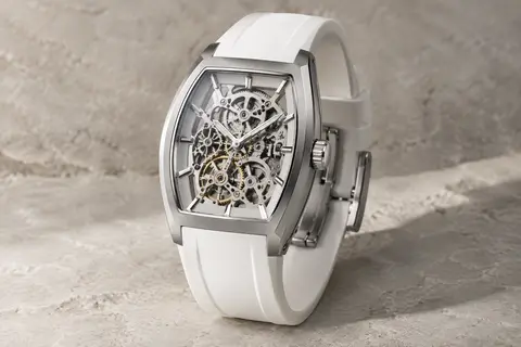 Montre Forsining à quartz avec cadran squelette en tonneau et bracelet en silicone blanc sur fond minéral ivoire.