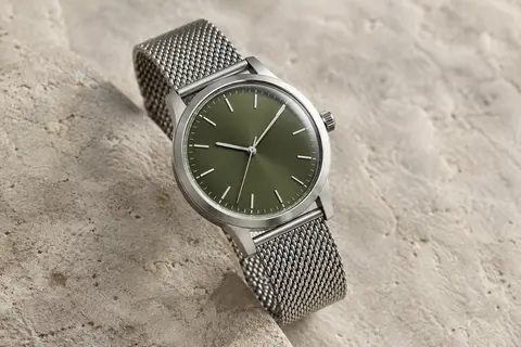 Montre Ice-Watch solaire à cadran vert olive, boîtier argenté et bracelet métallique en maille