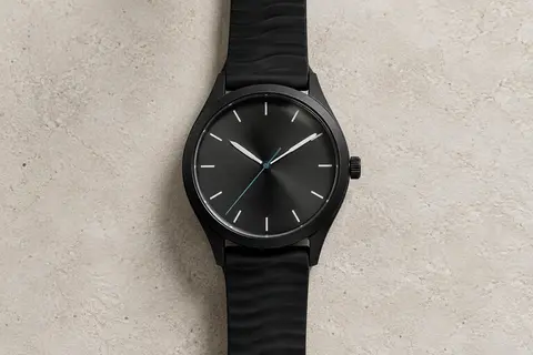 Montre solaire Ice-Watch noire à boîtier de 40 mm et bracelet Tide Ocean sur fond minéral clair