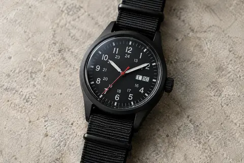 Montre de terrain noire à cadran contrasté, calendrier jour-date et bracelet NATO en nylon