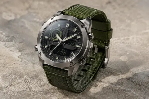 Montre hybride Megalith 8051 avec aiguilles, écran numérique et bracelet vert de style militaire.