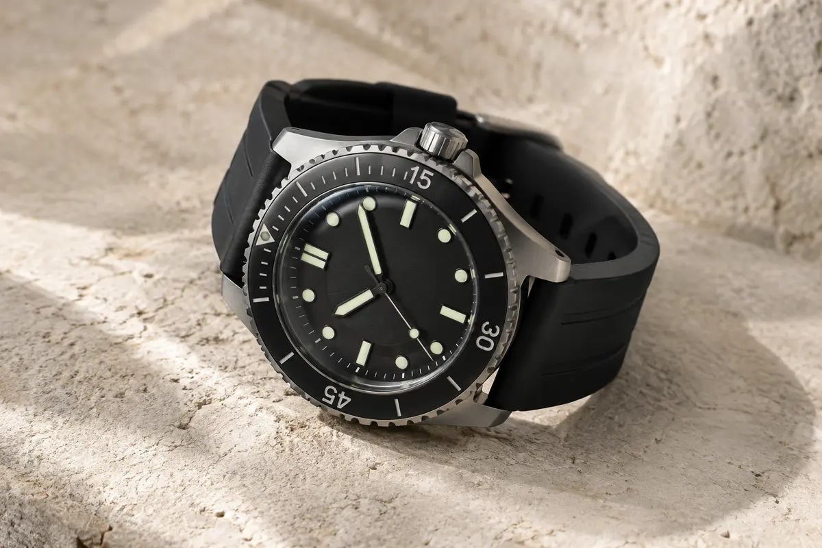 Montre de plongée North Edge Triton avec lunette graduée, cadran analogique et bracelet en silicone noir