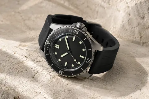 Montre de plongée North Edge Triton avec lunette graduée, cadran analogique et bracelet en silicone noir