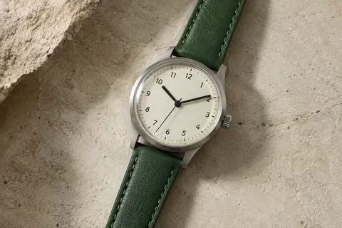Montre à quartz Ravel avec cadran clair à chiffres, aiguilles noires et bracelet en cuir vert