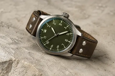 Montre aviateur verte à cadran analogique, chiffres lumineux et bracelet en cuir véritable à rivets