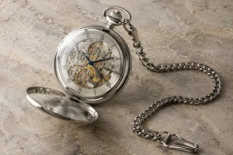 Montre de poche Treeweto argentée à cadran squelette, chiffres romains et chaîne assortie sur fond minéral