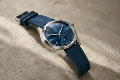 Montre hybride bleue de 39 mm avec bracelet en FKM et boucle en acier inoxydable sur fond minéral
